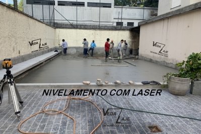 Concreto usinado no piso da quadra