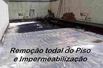 Quadra com os pisos removidos