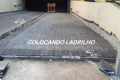 Colocação de ladrilhos hidráulico anti derrapante na metade da rampa