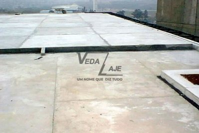 Obra concluida com piso armado em placas