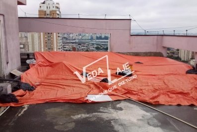 Contratante tentou evitar vazamentos com lona plástica