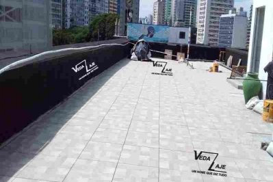 Obra concluida com piso que embeleza a área e valoriza o condomínio