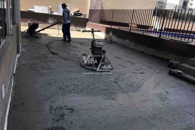 C.E.Village Scott Nivelando o piso de concreto