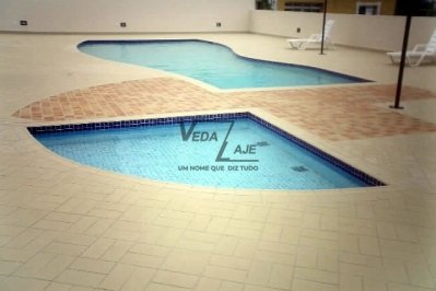 C.E.Rovigo Detalhe do deck com cerâmica e pedras