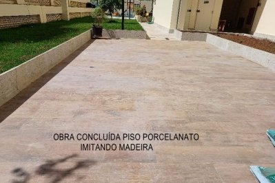 Obra concluída porcelanato imitando madeira