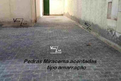 Pedras colocadas tipo amarração
