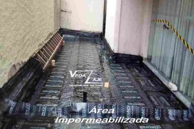 Corredor sendo impermeabilizado