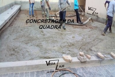 Concreto usinado no piso da quadra