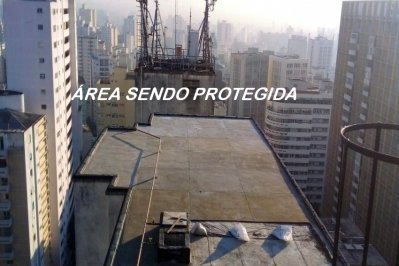 Área protegida com piso de cimento e áreia