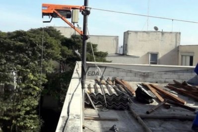C.E.Novo Horizonte Descendo o telhado que foi removido